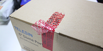 Serienummerde rode beveiligingsband tegen manipulatie (48 mm x 50 m x 2 mil, 100% totale overdracht, ultra-dikke “Void” film 1