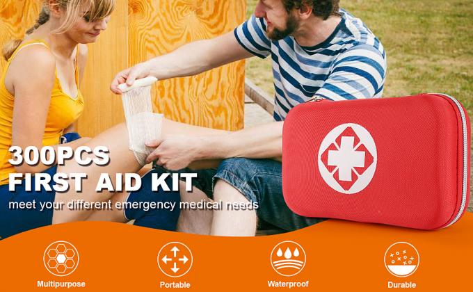 Essentiële medische benodigdheden voor noodgevallen. Verpakte rode waterdichte doos. 0