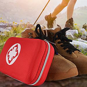 Essentiële medische benodigdheden voor noodgevallen. Verpakte rode waterdichte doos. 1