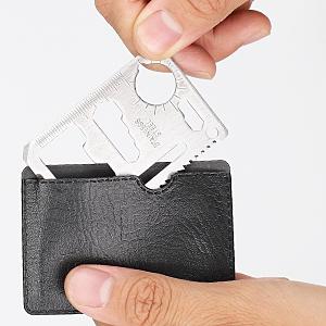 Essentiële medische benodigdheden voor noodgevallen. Verpakte rode waterdichte doos. 4