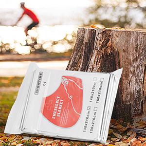 Essentiële medische benodigdheden voor noodgevallen. Verpakte rode waterdichte doos. 5